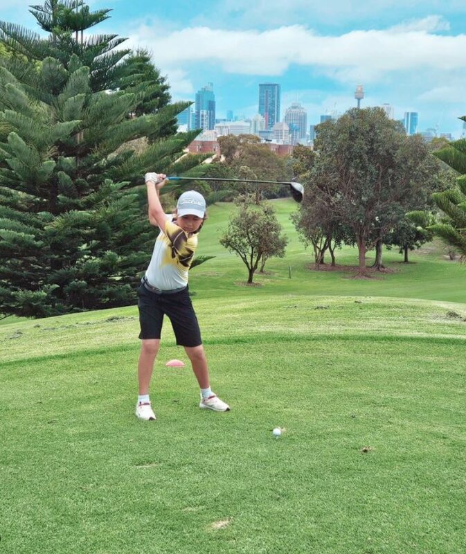 Quần áo golf trẻ em cần được lựa chọn phù hợp