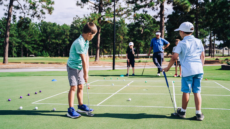 Giày golf trẻ em- Cùng các golfer nhí thỏa sức đam mê